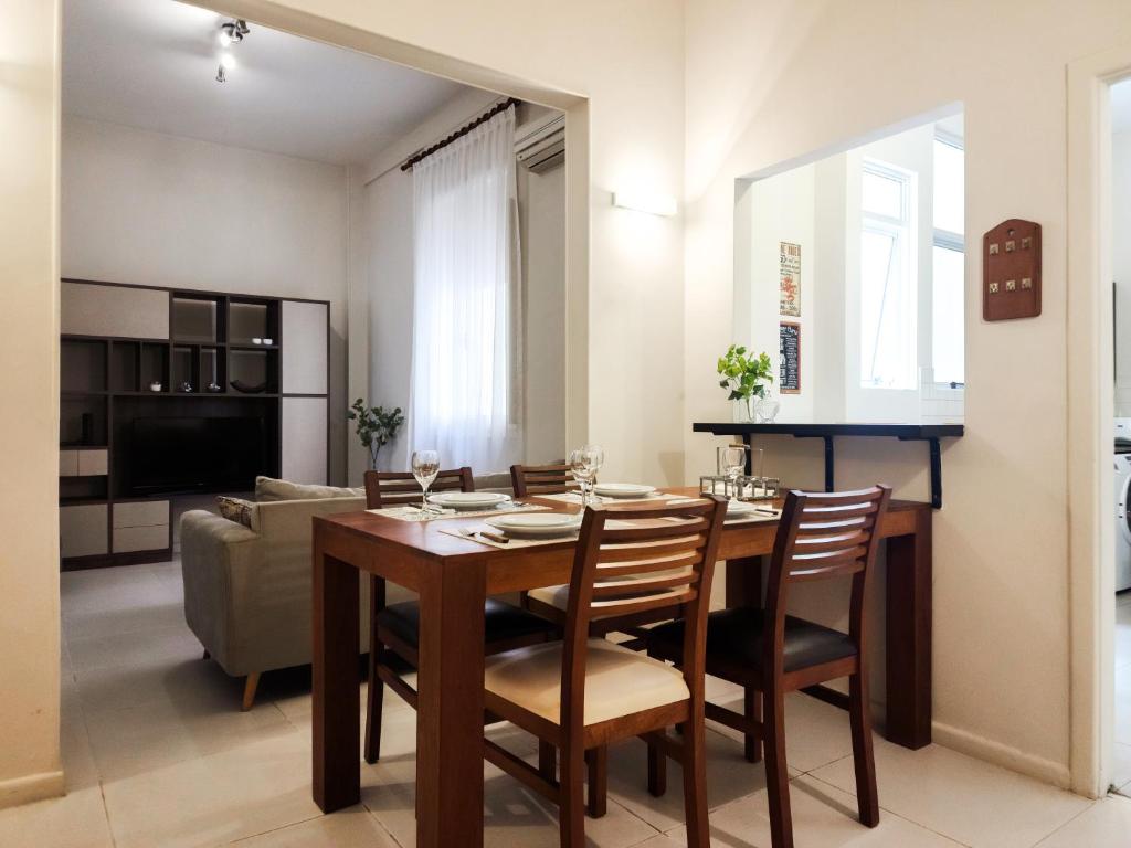 comedor y sala de estar con mesa y sillas en G&G Apartments - Recoleta Boutique Experience en Buenos Aires