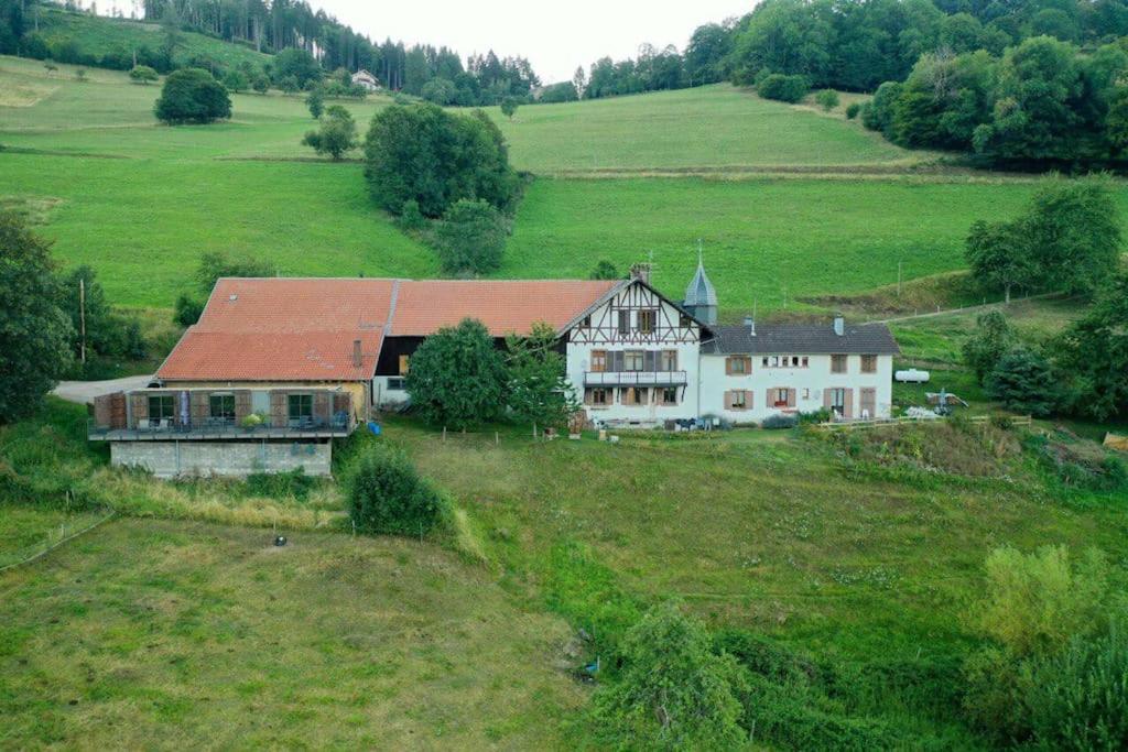 una casa grande en una colina en un campo en Ferme La Tourelle, nature & vue exceptionnelle, en Sainte-Marie-aux-Mines