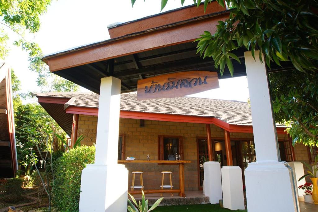 un bâtiment avec un panneau indiquant l'institution dans l'établissement Rimsuan Garden Home, à Chiang Mai