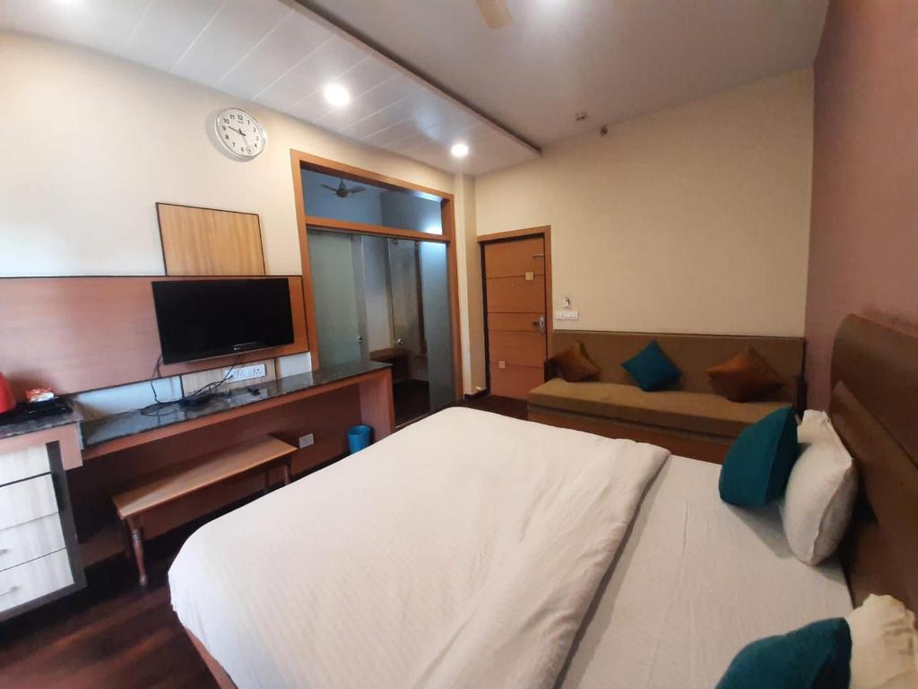 TV a/nebo společenská místnost v ubytování Hotel Anuvibha Malviya Nagar