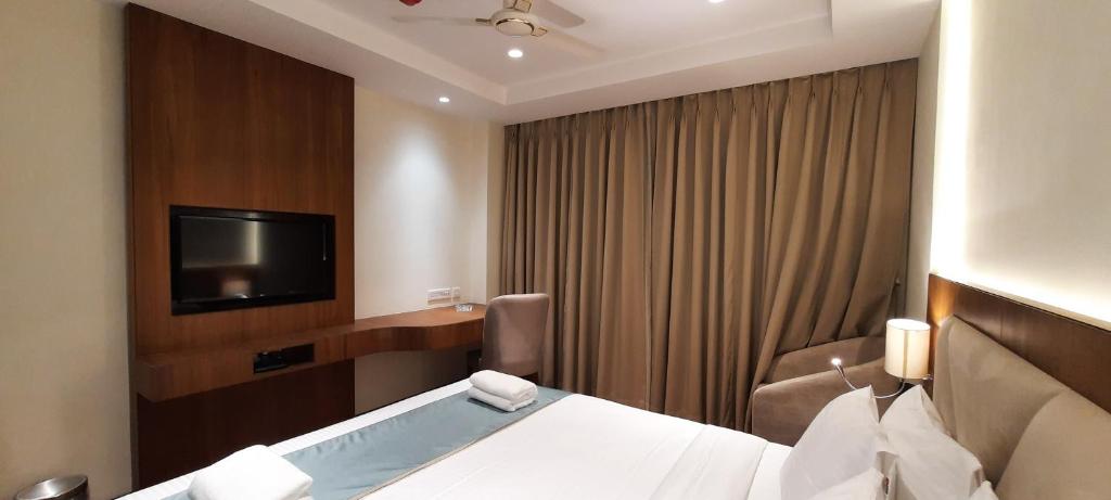 Postel nebo postele na pokoji v ubytování Antique Regency !! luxurious hotel in digha !!
