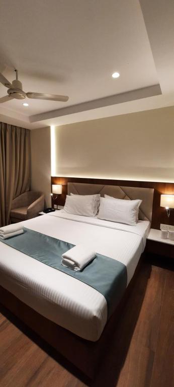 Postel nebo postele na pokoji v ubytování Antique Regency !! luxurious hotel in digha !!