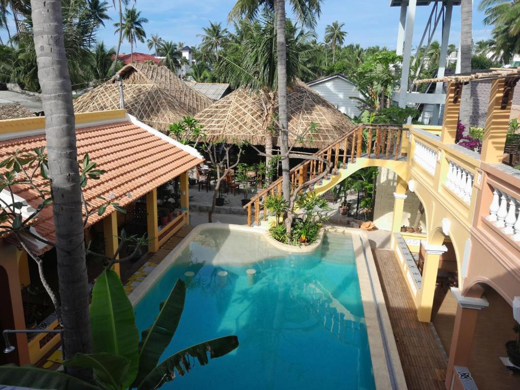 a view of the pool at the resort at Mi Nhon Em Hotel Muine in Mui Ne