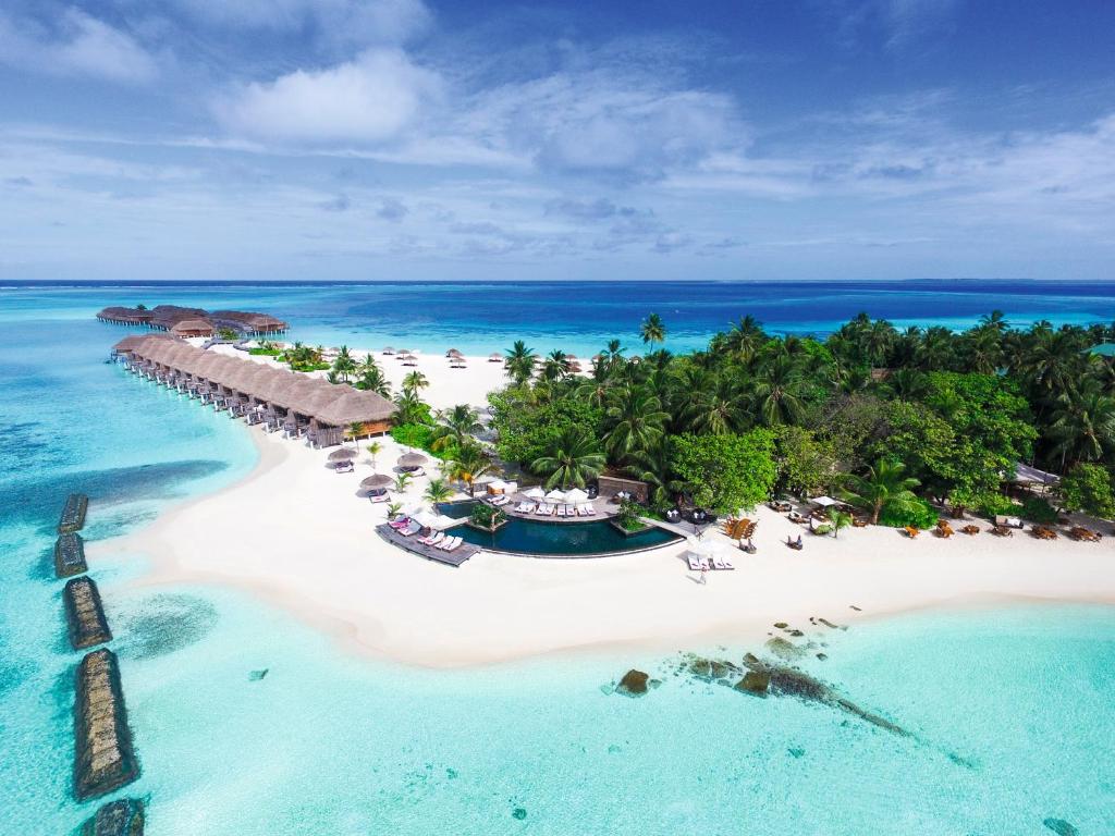 z powietrza widok na ośrodek na plaży w obiekcie Constance Moofushi Maldives - All Inclusive w mieście Himandhoo 