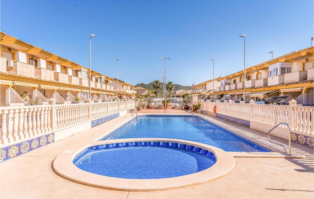 卡塔赫納的住宿－Gorgeous Home In Cartagena With Wifi，一座建筑物中央的游泳池