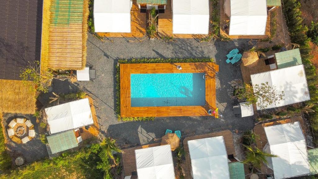 an overhead view of a swimming pool in a yard at GO GLAMPING MAEPIM CAPE in Ban Nam Lai Ta Tum
