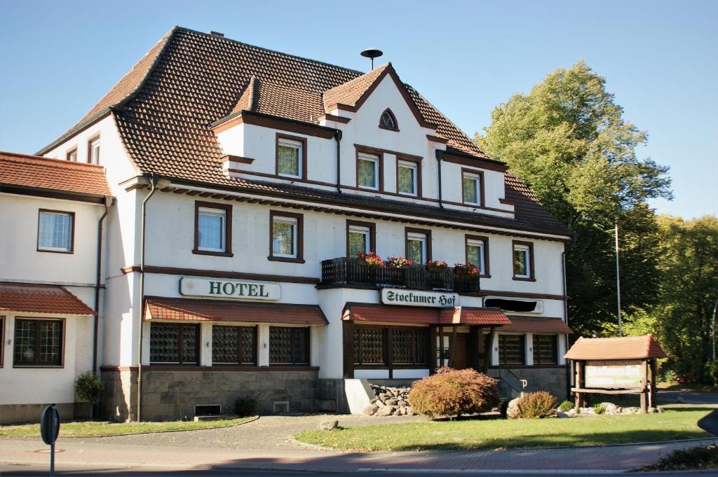un gran edificio blanco con un hotel en Hotel Stockumer Hof, en Werne an der Lippe