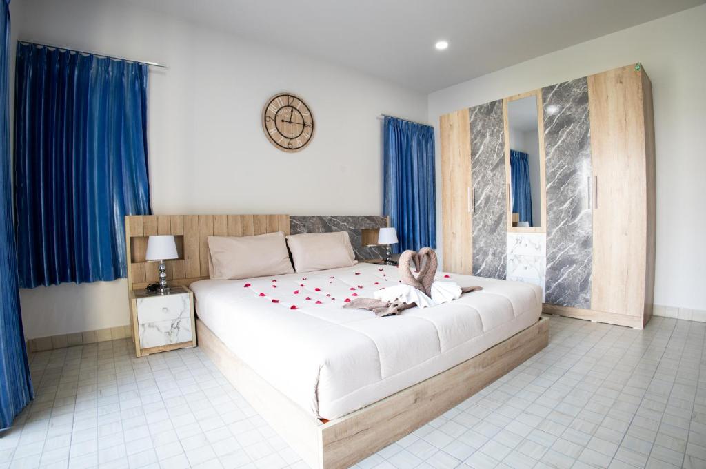 un dormitorio con una cama grande con una chica sentada en ella en Grand View Premium, en Patong Beach