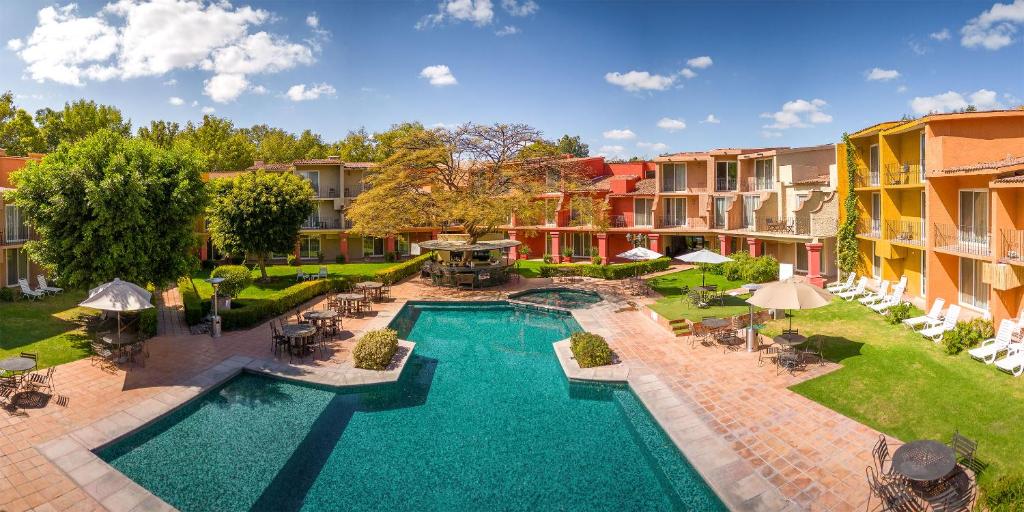 - une vue sur la piscine dans une cour dans l'établissement Real de Minas San Miguel de Allende, à San Miguel de Allende