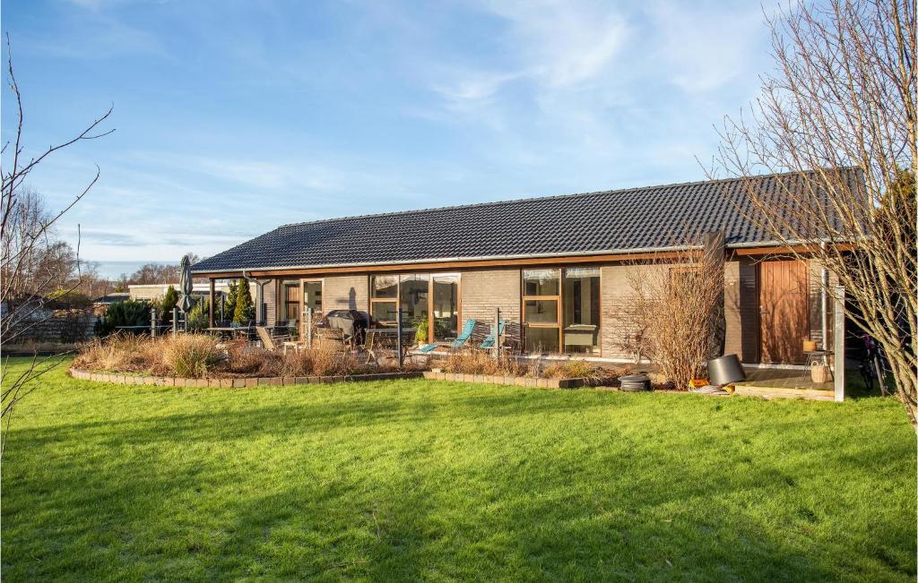 ein Haus mit Rasen davor in der Unterkunft Beautiful Home In lbk With Wifi in Ålbæk