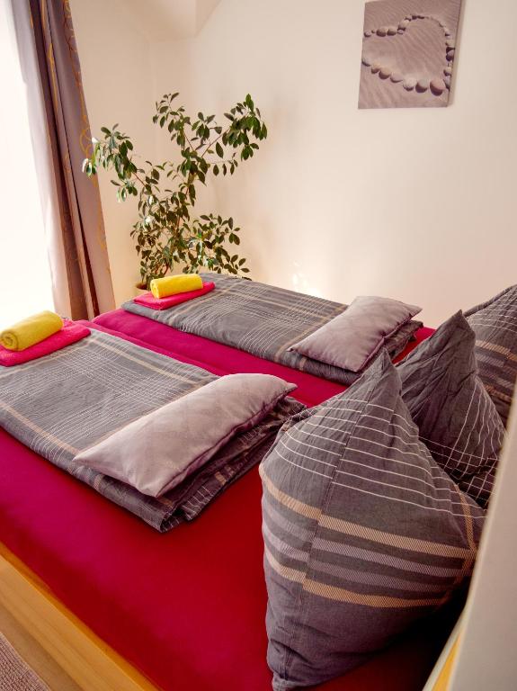 two beds sitting next to each other in a bedroom at Gasthof zum Postwirt in Predlitz