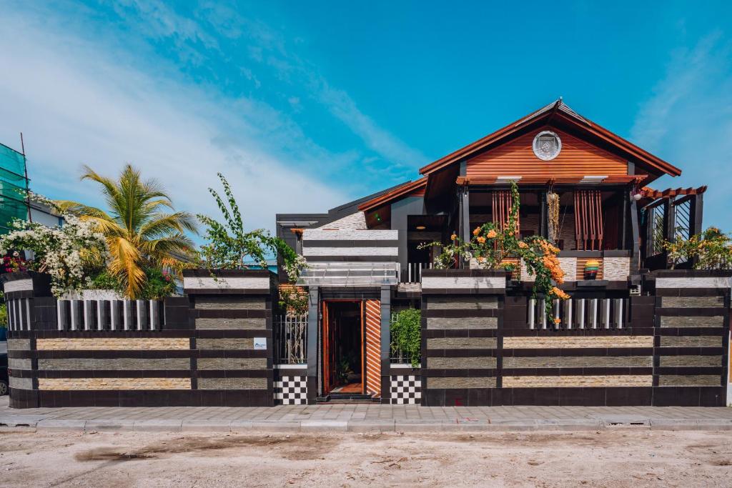 ein Haus mit einer schwarz-weißen Fassade in der Unterkunft Millennium Island Residence in Fuvahmulah