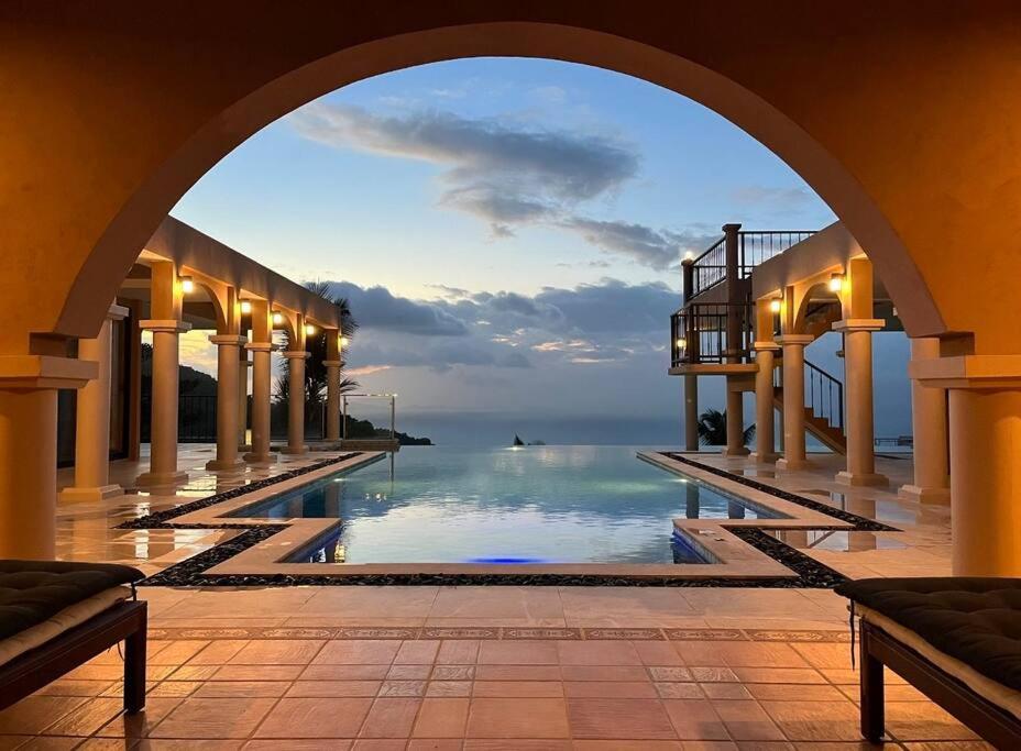 4 Bedroom Luxury 5 Star Sea View Villa Palms SDV190 tesisinde veya buraya yakın yüzme havuzu