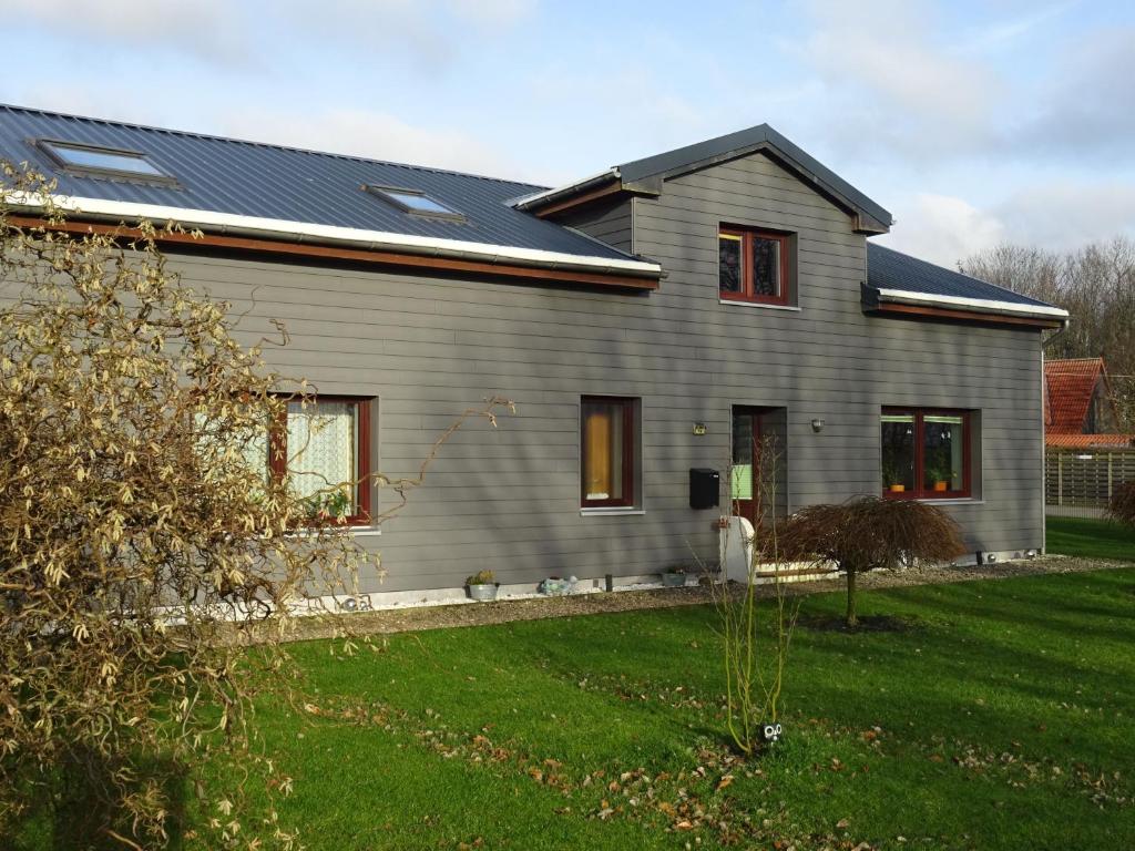 ein Haus mit einem Sonnendach auf einem Hof in der Unterkunft Ferienwohnung Natalie - Hildegard Mayer in Handewitt