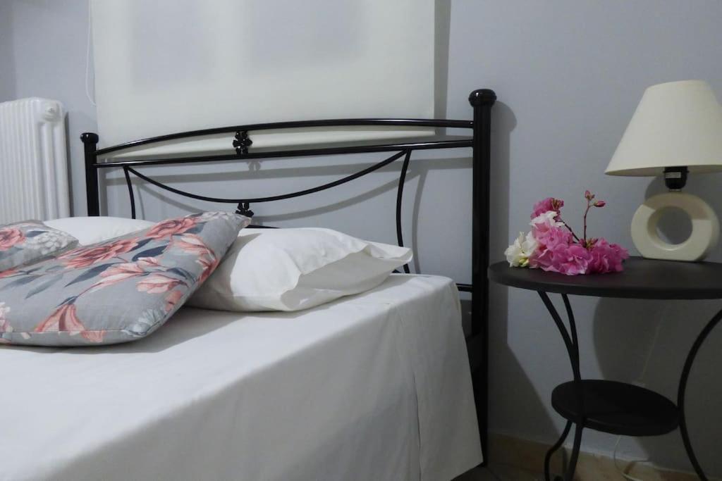 Postel nebo postele na pokoji v ubytování AGIOS LEON APARTMENT 1
