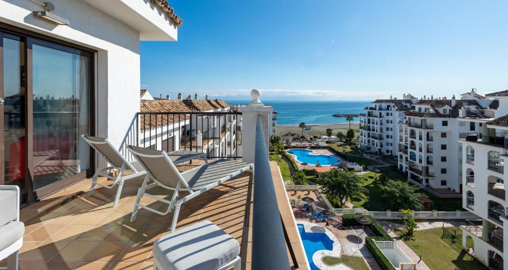 The swimming pool at or close to Marina Duquesa 2411 Penthouse