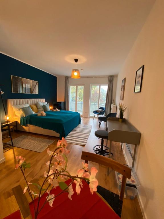 ein Schlafzimmer mit einem Bett und einem Schreibtisch in einem Zimmer in der Unterkunft Blue Chili 03 - Magdeburg Business Apartment - Wifi in Magdeburg