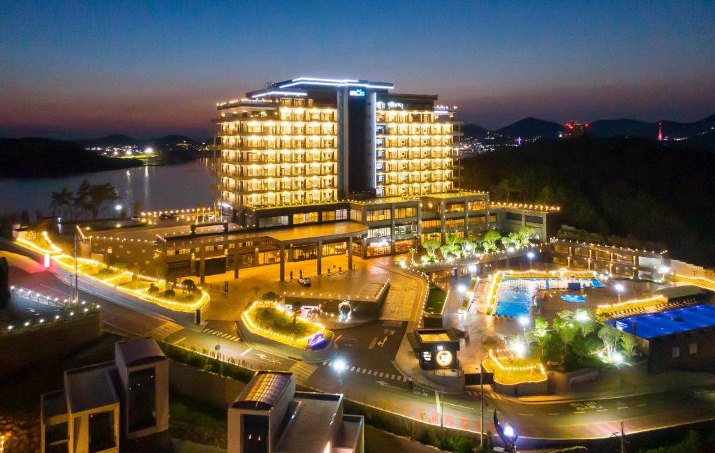 een groot gebouw met verlichting in een stad 's nachts bij Hotel JCS Yeosu in Yeosu