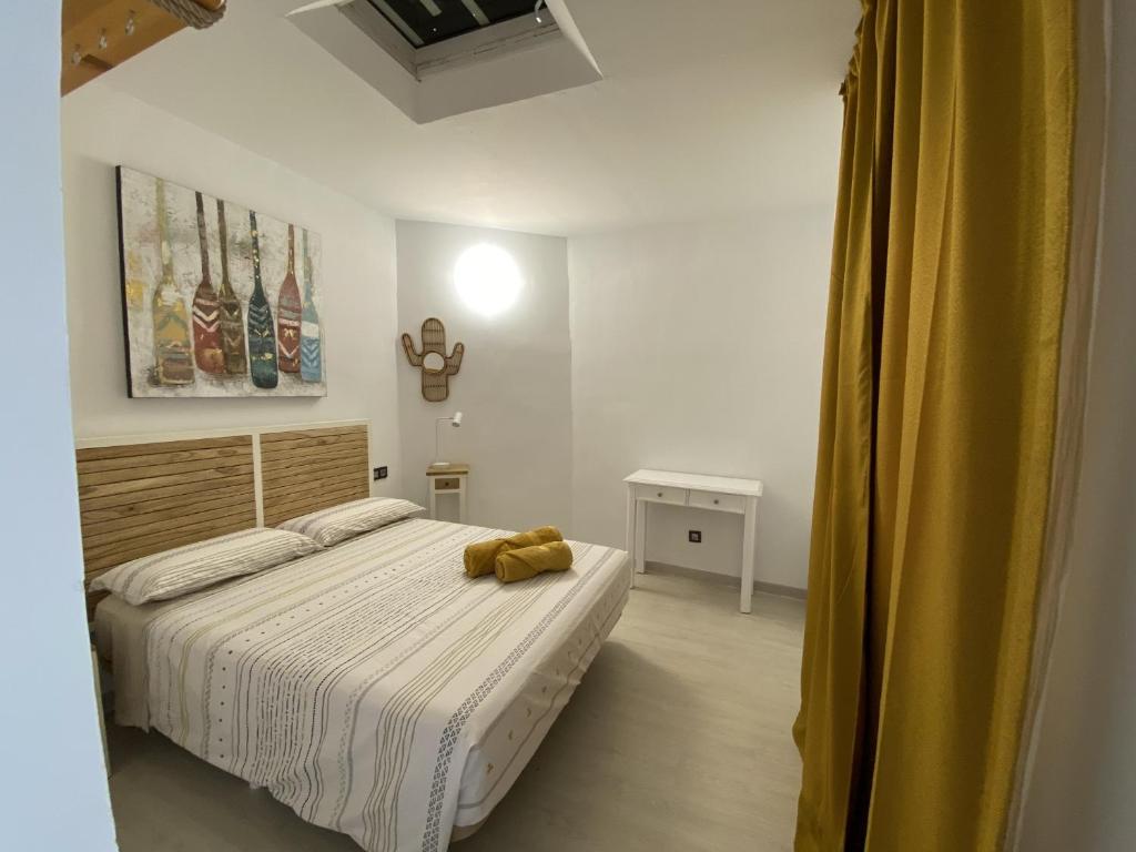 Postel nebo postele na pokoji v ubytování spazioso e incantevole, funzionale, Wi-Fi, AC, patio, piscina condivisa