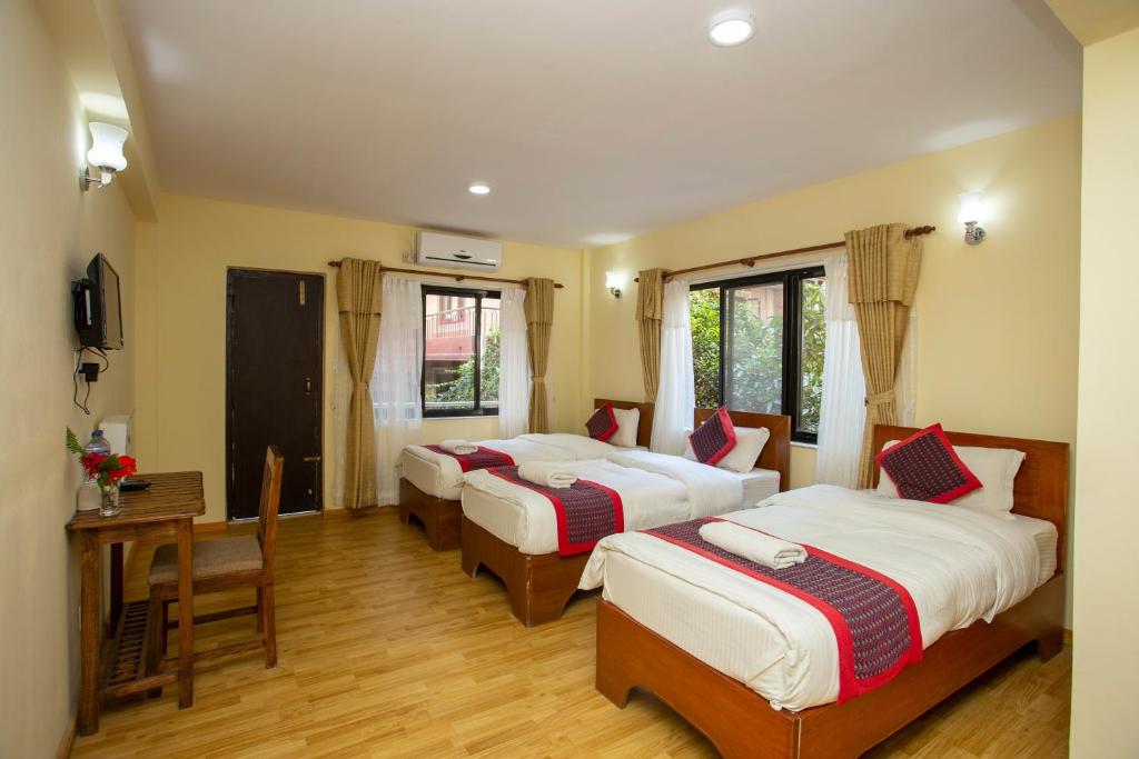 Postel nebo postele na pokoji v ubytování Kathmandu Boutique Hotel