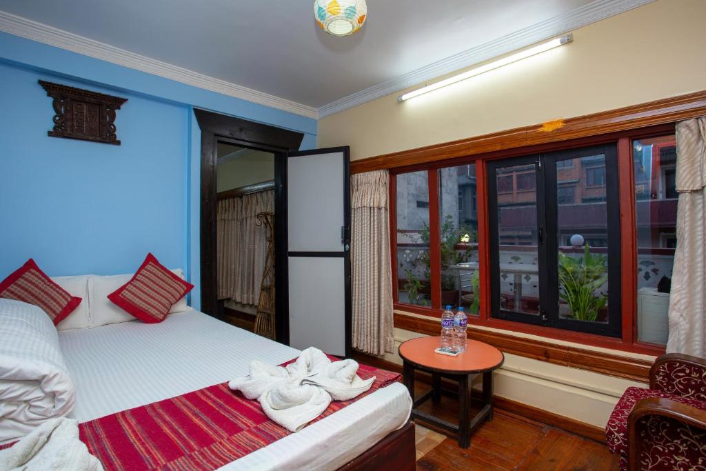 Postel nebo postele na pokoji v ubytování Kathmandu Boutique Hotel