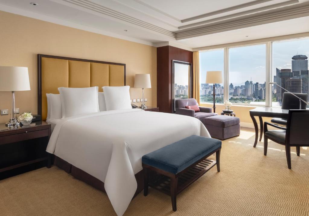 Postel nebo postele na pokoji v ubytování Four Seasons Hotel Beijing