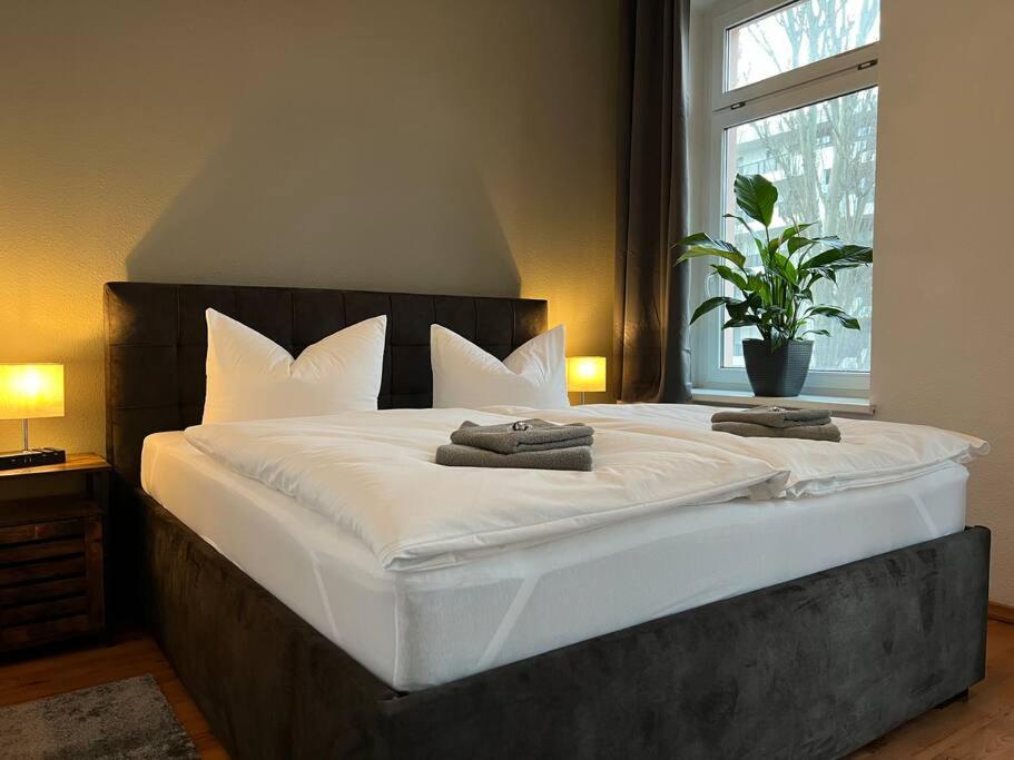 een slaapkamer met een groot wit bed en een raam bij AKK6 Designpartment nähe Hbf Uni Oper in Maagdenburg