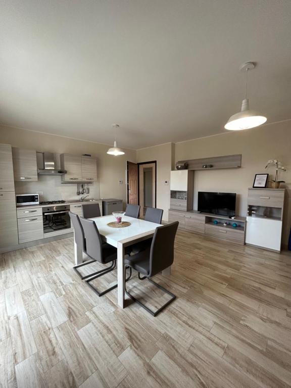 a kitchen and dining room with a table and chairs at Residenza del Parco in Quartucciu