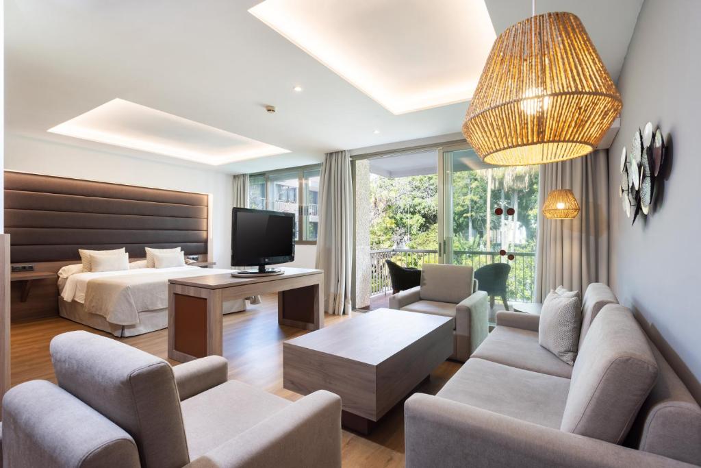TV a/nebo společenská místnost v ubytování Hotel Colon Rambla