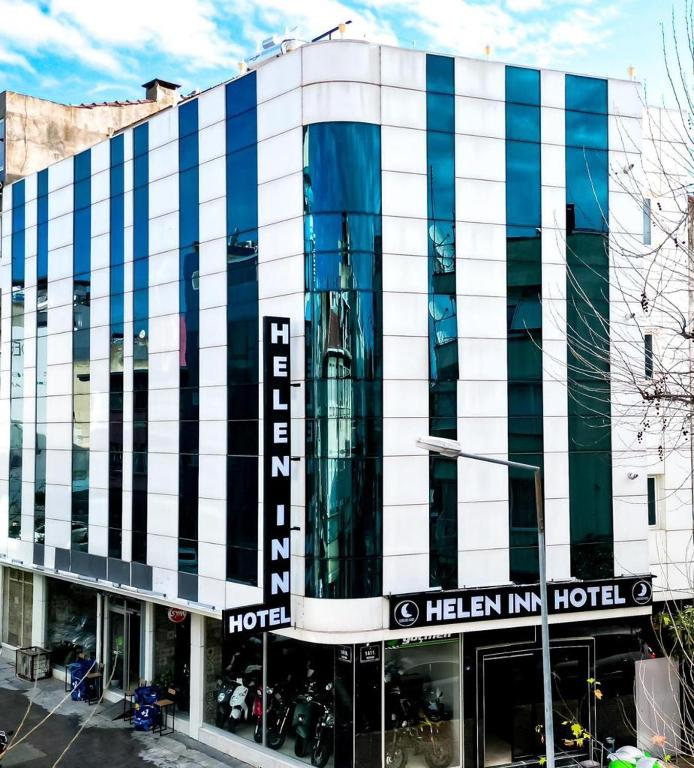 ein Gebäude mit blauen und weißen Streifen darauf in der Unterkunft Helen Inn in Izmir