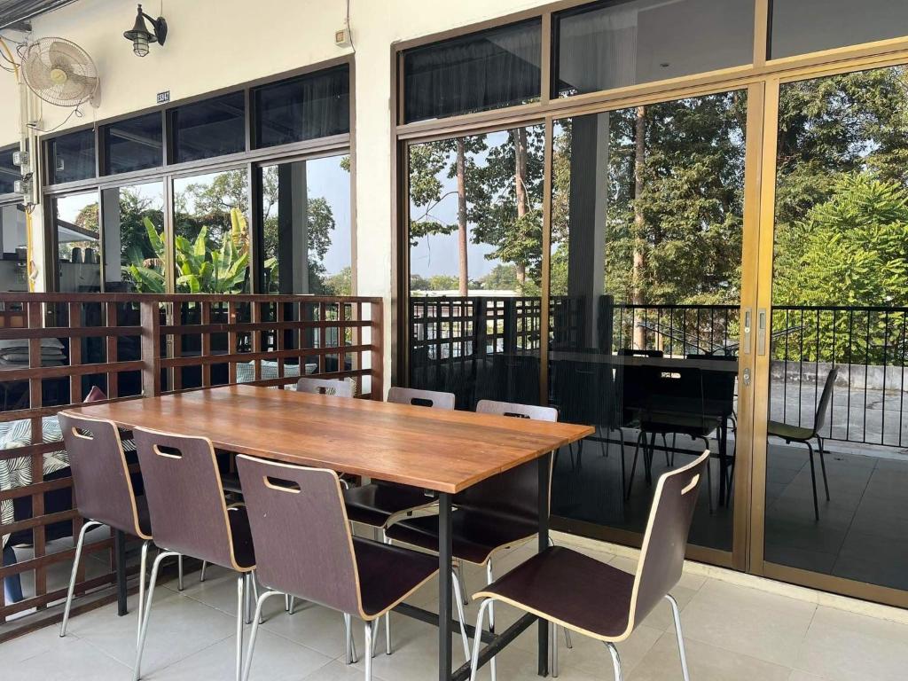 Island House Rentals 48 في كو ساميد: غرفة طعام مع طاولة وكراسي خشبية
