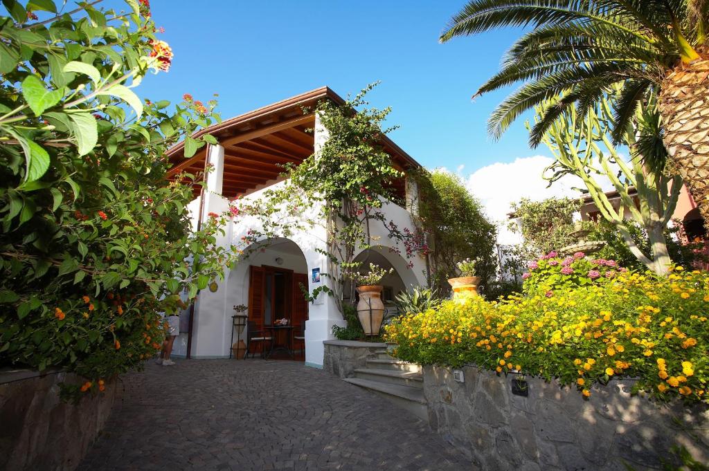 un edificio con un mazzo di fiori e piante di Residence Hotel Villa Fiorentino a Città di Lipari