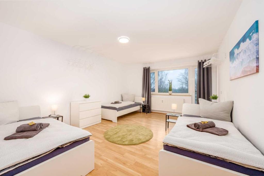 una camera con due letti e un soggiorno di Modern Apartments near Bottrop a Gladbeck