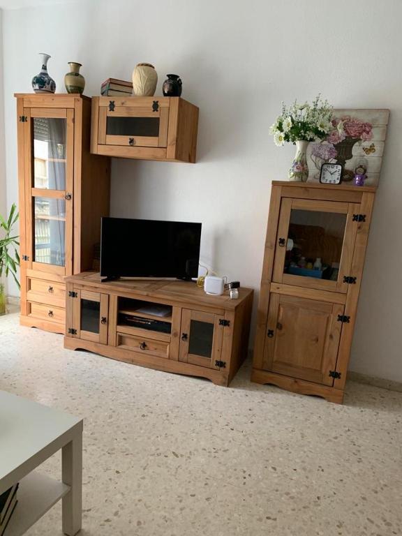 Televízia a/alebo spoločenská miestnosť v ubytovaní Apartamento Paola