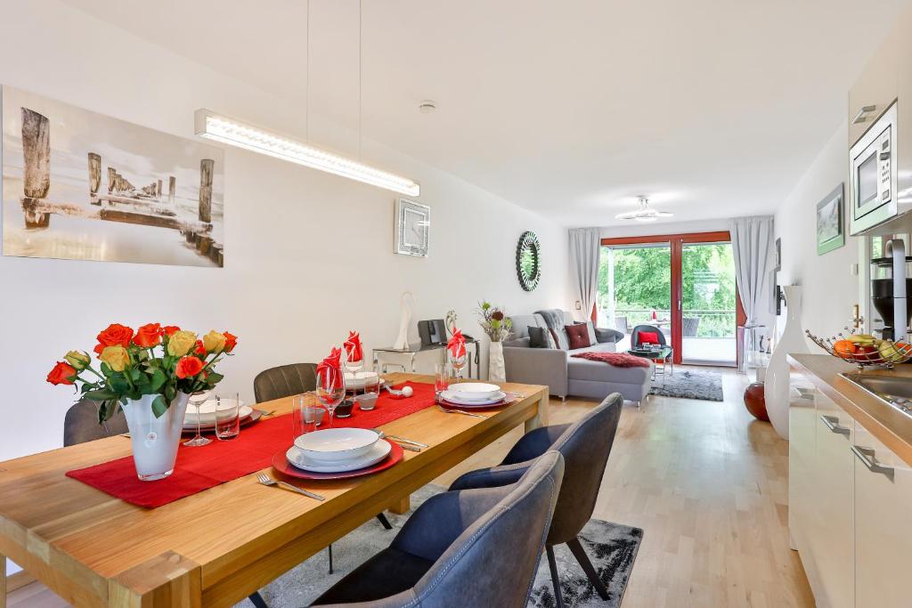 een keuken en eetkamer met een tafel en stoelen bij Major mit Ostseeblick Haus Fore in Lohme