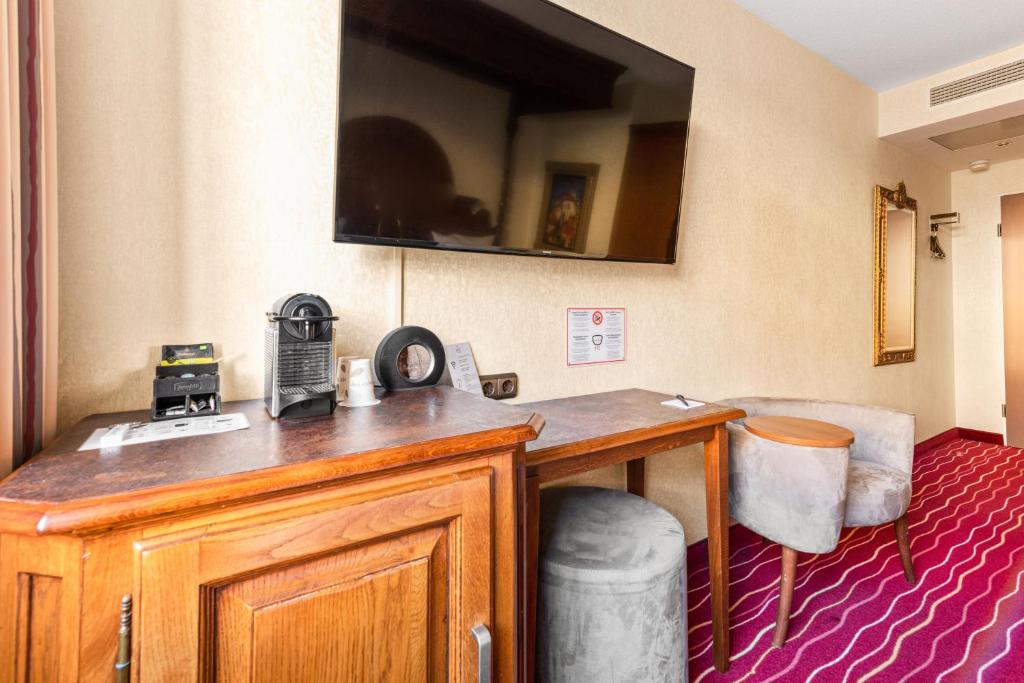 TV a/nebo společenská místnost v ubytování KING's Hotel First