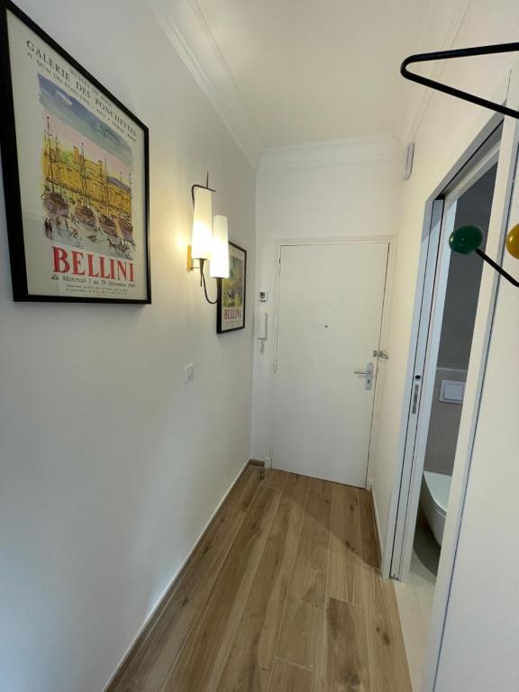 a room with a hallway with white walls and wooden floors at FELIX FAURE PALAIS DES FESTIVALS CROISETTE VIEUX PORT in Cannes
