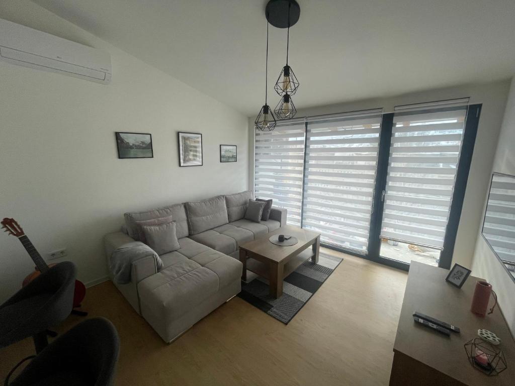ein Wohnzimmer mit einem Sofa und einem Tisch in der Unterkunft Apartment My Choice in Sarajevo
