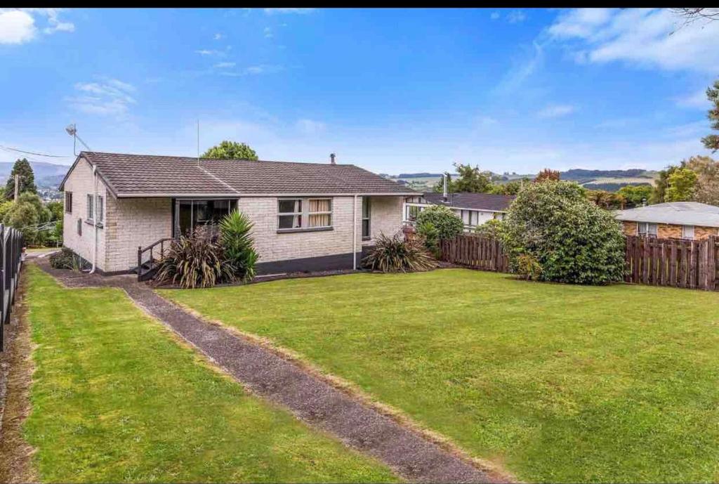 Mountain Top kiwi star holiday home - Four-Bedroom House