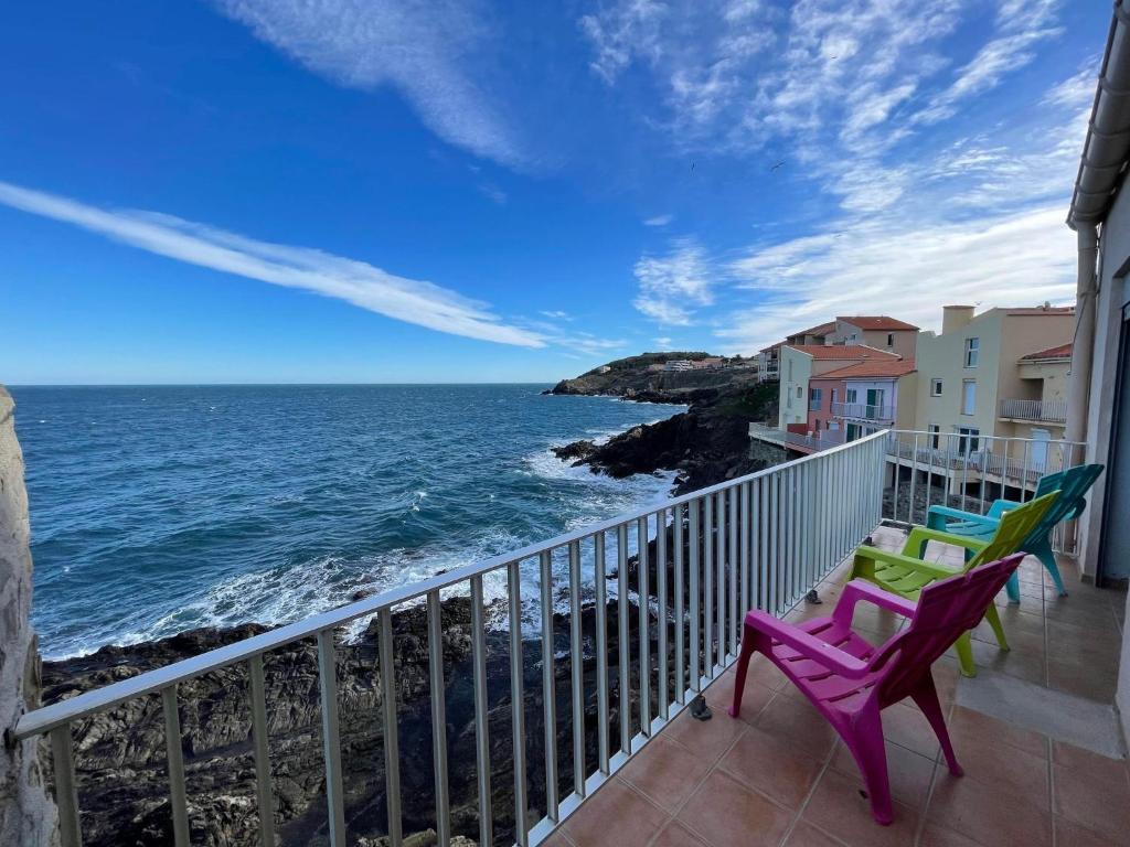d'un balcon avec des chaises et une vue sur l'océan. dans l'établissement 6BAT3 Appartement vue mer, à Collioure