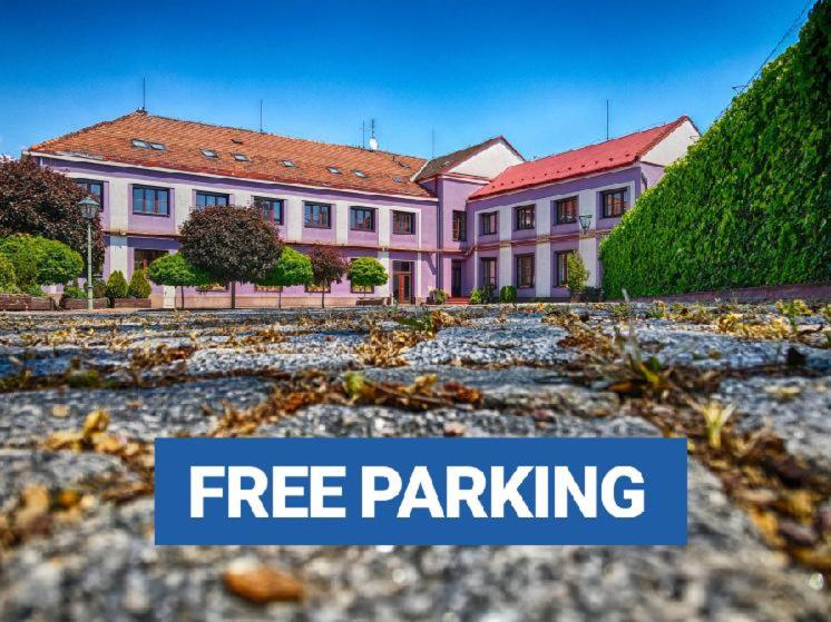 uma grande casa rosa com as palavras estacionamento gratuito em U Heligonky em Brno