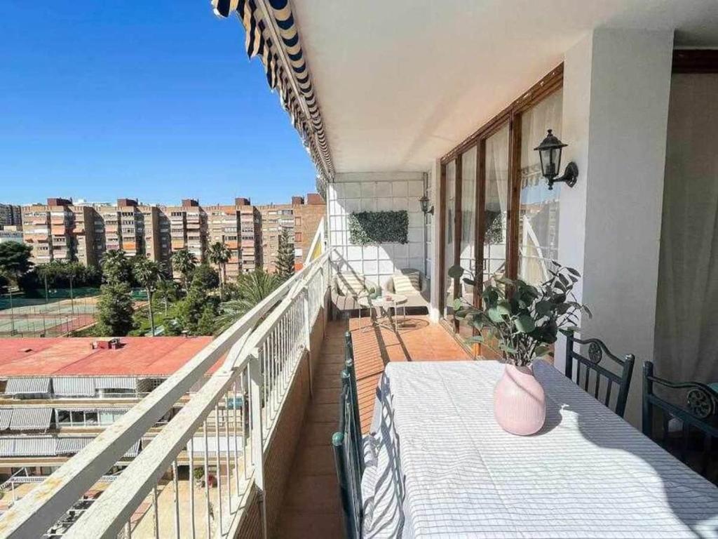 Balkón alebo terasa v ubytovaní Muy luminoso, con piscina y a 5 min de la playa.