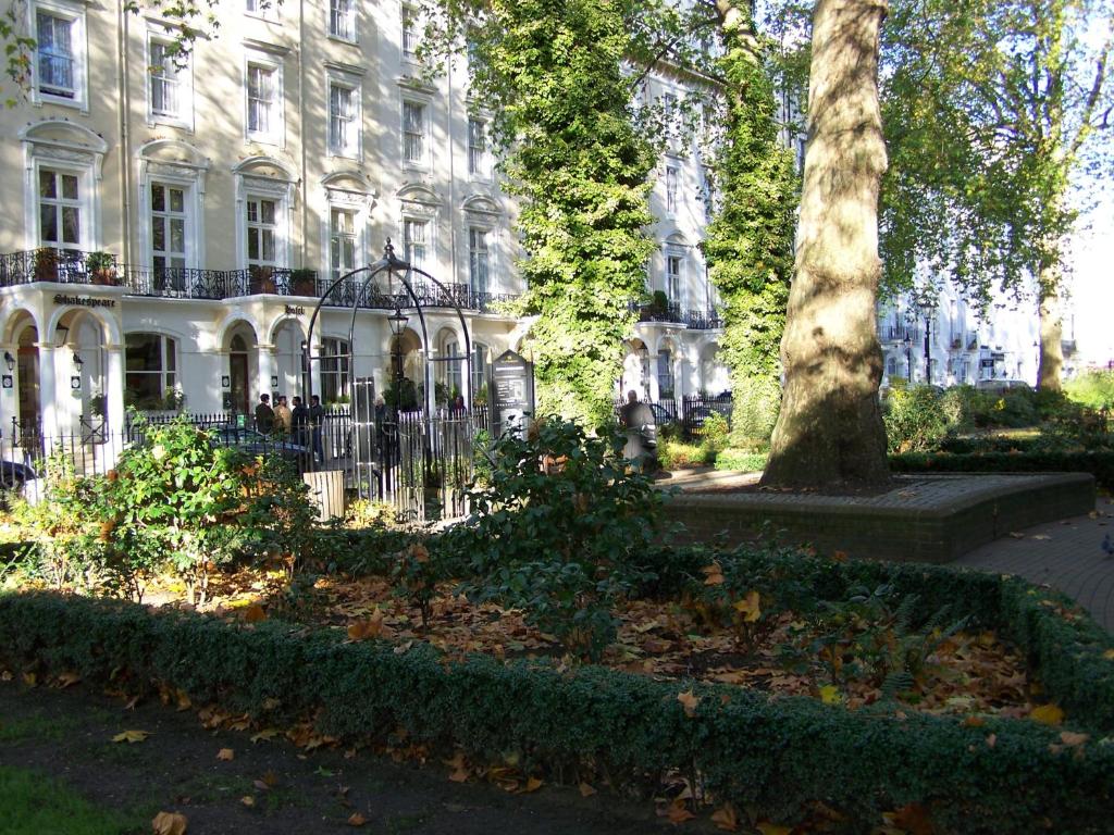 倫敦的住宿－托尼之家酒店，白色的建筑,有栅栏和树