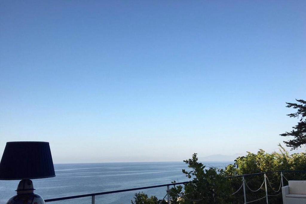 d'un balcon avec vue sur l'océan. dans l'établissement Blue Island Villa Caterina, à Casteldaccia