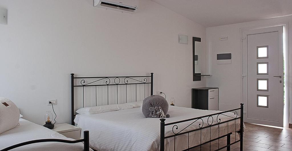 ein Schlafzimmer mit einem Bett mit einer Katze drauf in der Unterkunft Agriturismo Pelos in Ruda