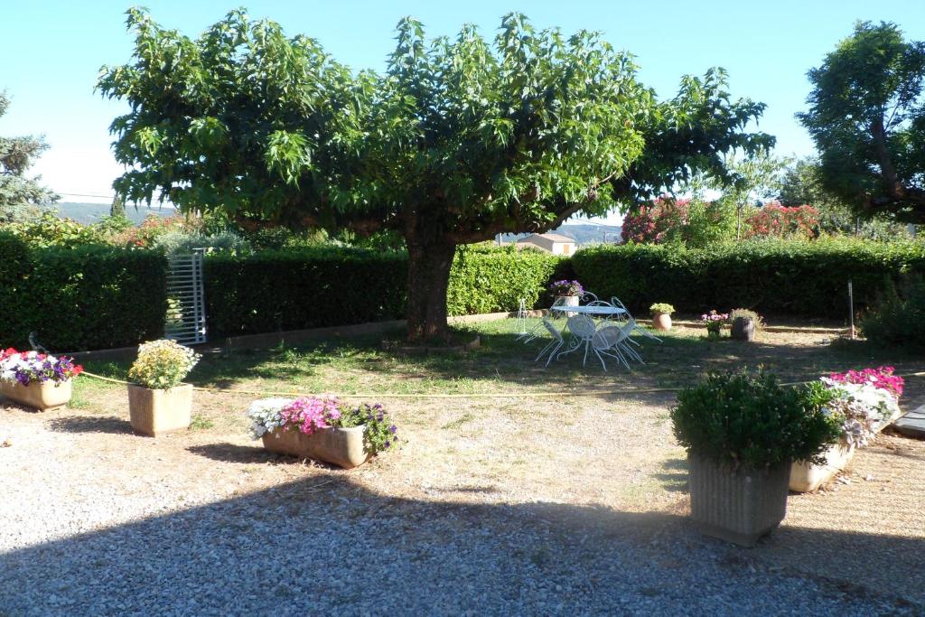 Vonkajšia záhrada v ubytovaní La Dindoulette a partir de 3 jours et plus sans piscine pour 6 personnes personnes