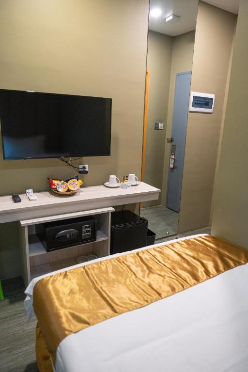 Televisyen dan/atau pusat hiburan di Felicity Island Hotel