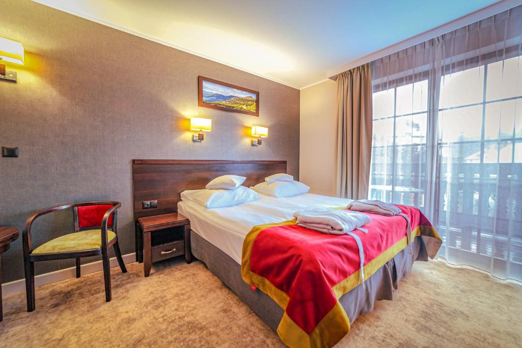 Posteľ alebo postele v izbe v ubytovaní Hotel Kryształ Conference & Spa