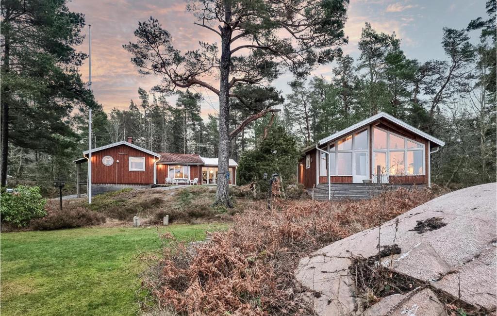uma casa no meio de um campo em Stunning Home In Lidkping With House Sea View em Tallbacken