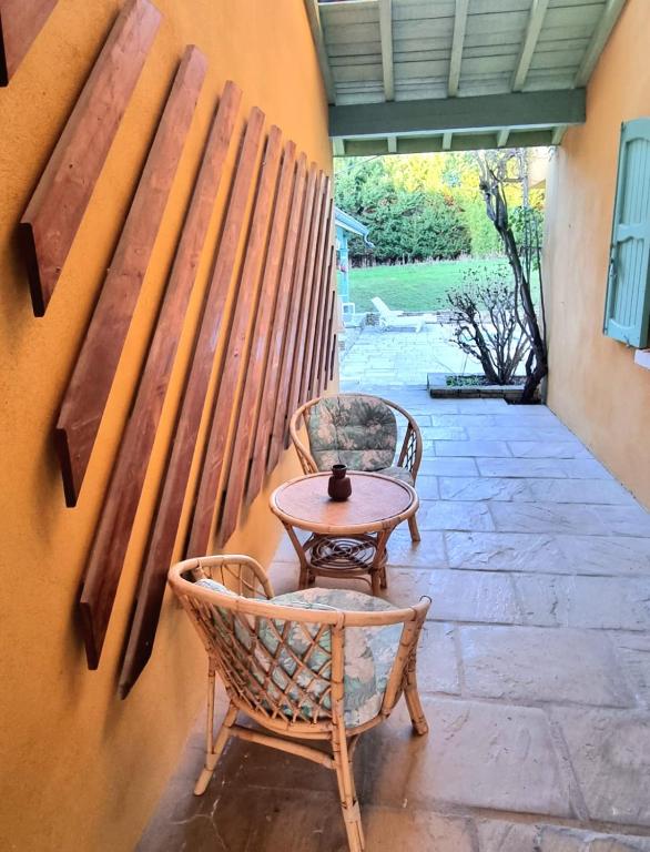 Patio alebo iná vonkajšia časť ubytovania Le Chalet
